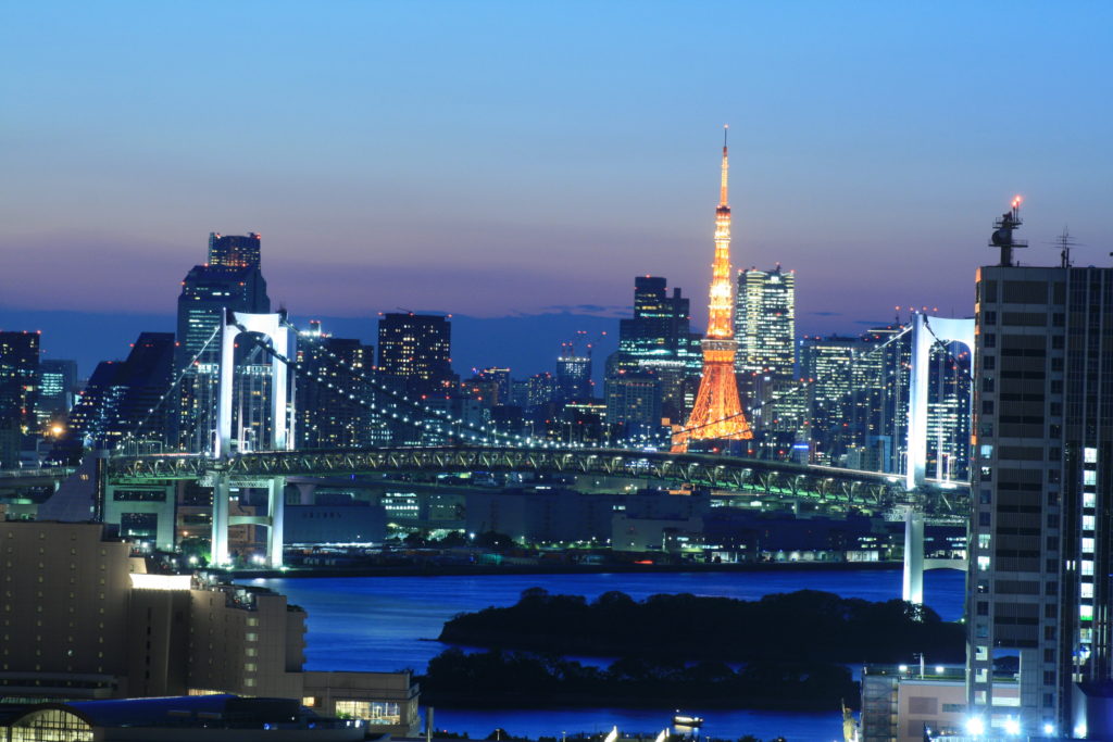 マジックアワーにテレコムセンター展望台から撮影した東京タワー・レインボーブリッジ方向の写真