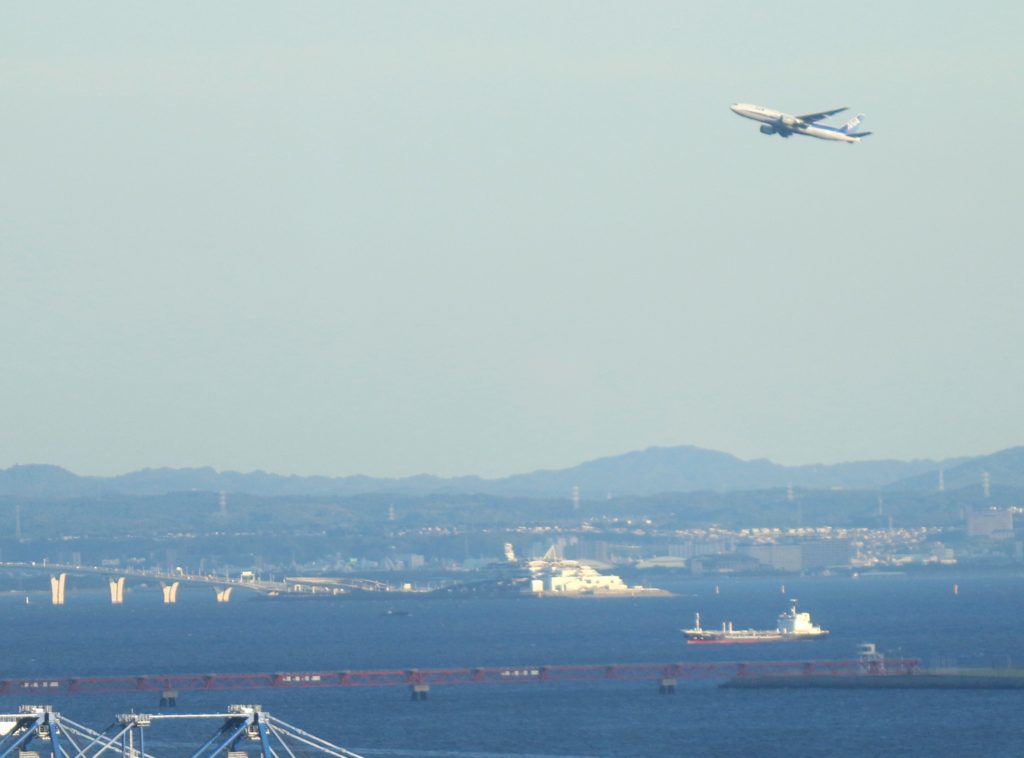 「海ほたる」と東京湾アクアライン。上空には全日空の飛行機　テレコムセンター展望台